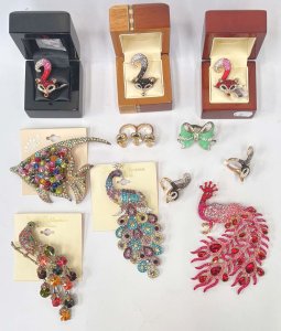 Lot 032 - Grp diamante jewellery incl Peacock, fish brooches, rings, 5 Fox head,