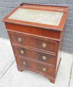 Lot 034 - Vintage 1980s Georgian style Davenport Writing desk w slide back or fo