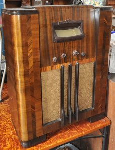 Lot 050 - Restored vintage Art Deco Stromberg Carlson radiogram (91cm H) w oak v