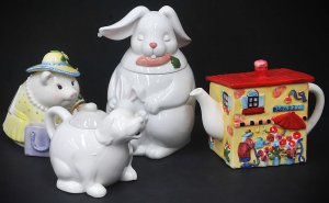 Lot 078 - 4 pces Novelty ceramics inc Fitz & Floyd Rabbit lidded Cookie Jar