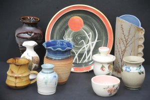 Lot 080 - Group lot of Australian Pottery inc Charger with Rising Sun stylised r