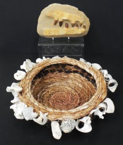 Lot 127 - 2 pces inc Handwoven basket embellished with seashells to rim 33cm D a