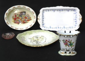 Lot 142 - Group lot Quality China inc Heend Queen Victoria pattern Vase - pierce