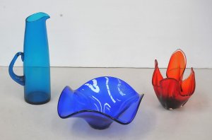 3 pces Art Glass inc Mid Century Aqua slender jug 29cm H, Red Bowl with petal sh