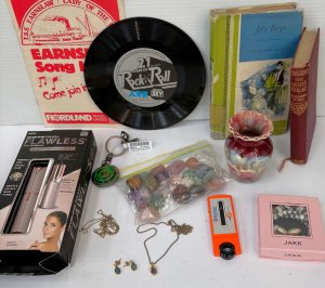 Lot 027 - Box lot incl Silver Opal pendant & earrings, 1977 3XY 45 rpm EP r