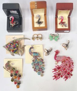 Lot 032 - Grp diamante jewellery incl Peacock, fish brooches, rings, 5 Fox head,