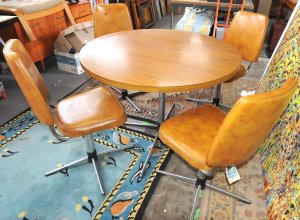 Lot 076 - Mid Century Namco Furniture Round Laminate Kitchen Table w 4 x Vinyl