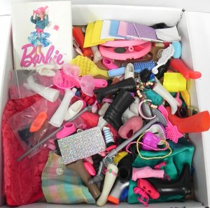 Lot 083 - Small lot Barbie items inc Barbie in Fashion book, Clothing and Access