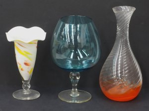 Lot 131 - 3 pces Coloured glass inc Milk Glass Vase with coloured splatters - fl