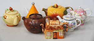 Lot 149 - Group lot Tea Pots inc, Australian John Eagle (small chips to rim), En