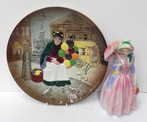 Lot 174 - 2 pces Vintage Royal Doulton ceramics inc The Old Balloon Seller D6649
