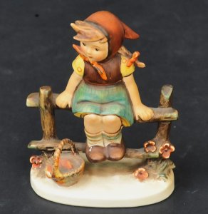 Lot 208 - 1950s Goebel Hummel figurine - Just Resting 1121
